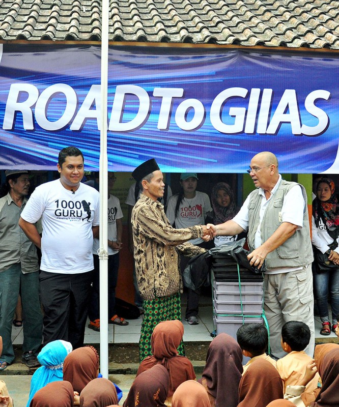 GIIAS 2015 Sumbangkan Tas dan Buku untuk Anak Sekolah