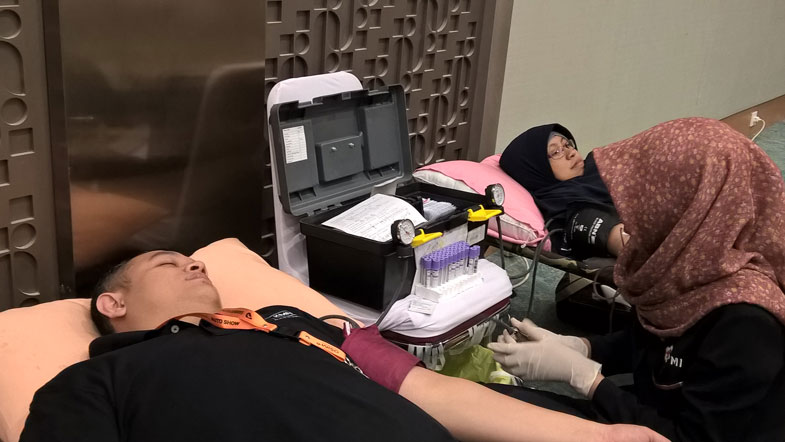 Donor Darah dan Peduli Anak Sekolah di GIIAS Makassar Auto Show 2015