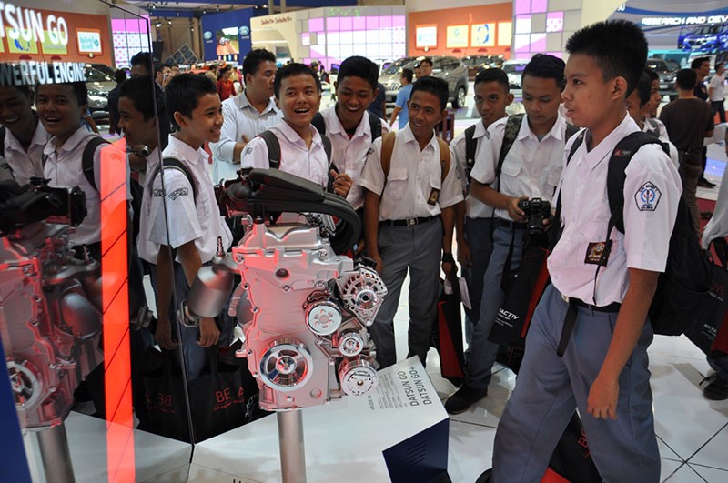 Murid-murid Sekolah Membuat GIIAS 2015 kian Meriah