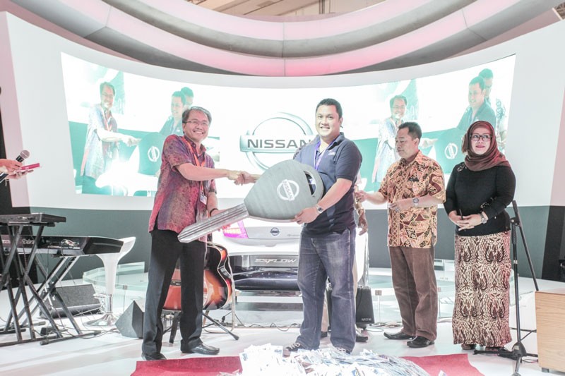 GIIAS 2015 Serahkan Yaris dan Livina Hadiah Undian Tiket ke Pemenang