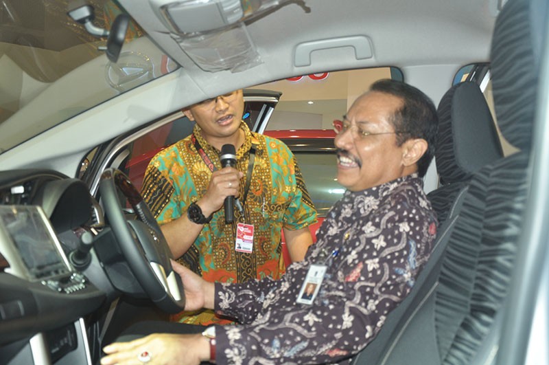Sekda Jatim Mengunjungi Booth GIIAS 2015 Surabaya