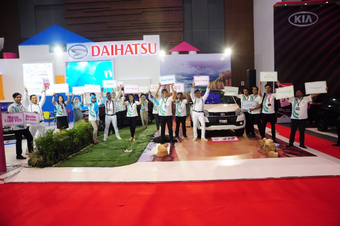 Peserta GIIAS Makassar Auto Show 2016 bergiliran untuk memberikan update