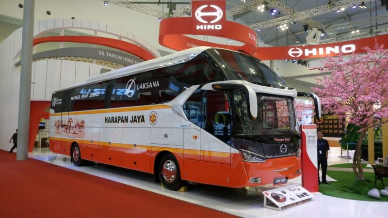 GIIAS 2019, Hino Pamerkan Bus Baru dan Truk Juara Reli Dakar