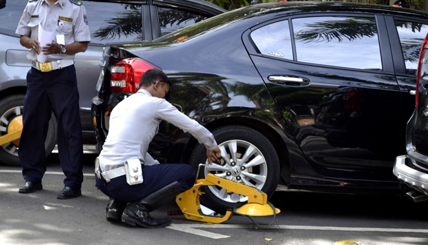 Cegah Parkir di Fasilitas Umum, Depok Wajibkan Pemilik Mobil Punya Garasi