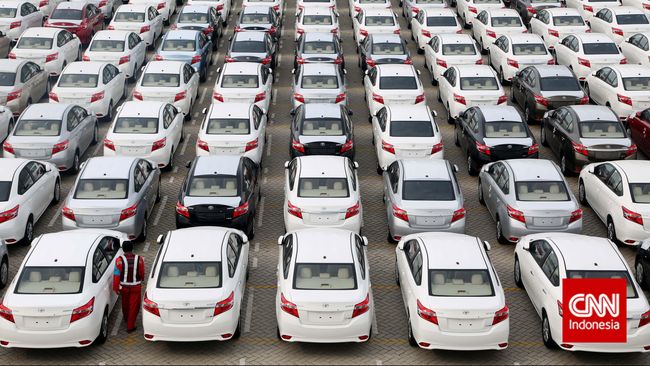 Pandemic Forces Carmakers to “Park” Their Cars at Dealers