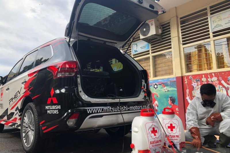 Mitsubishi Kirimkan Outlander PHEV Membantu Operasional PMI Menangani Wabah