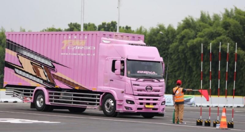 Hino Gembleng Sopir Truk dan Bus Tingkatkan Keselamatan di Jalan
