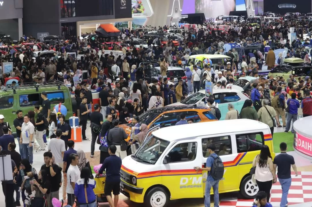 Pameran GIIAS 2025 Ramai Pengunjung di akhir Pekan, Mobil Listrik Bikin Penasaran