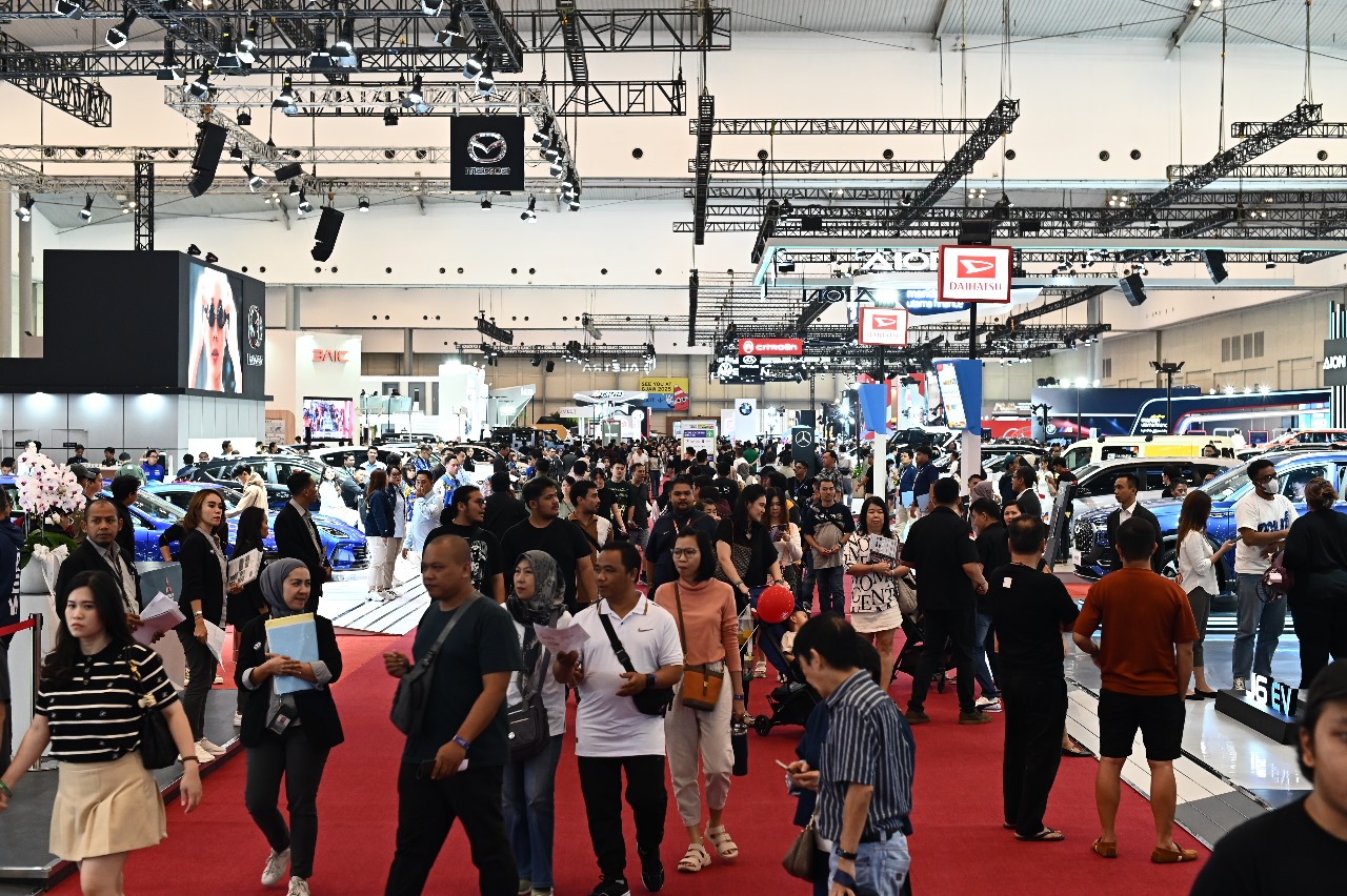 Suasana pameran otomotif Gaikindo Jakarta Auto Week 2024 yang ramai dikunjungi pengunjung di Jakarta.